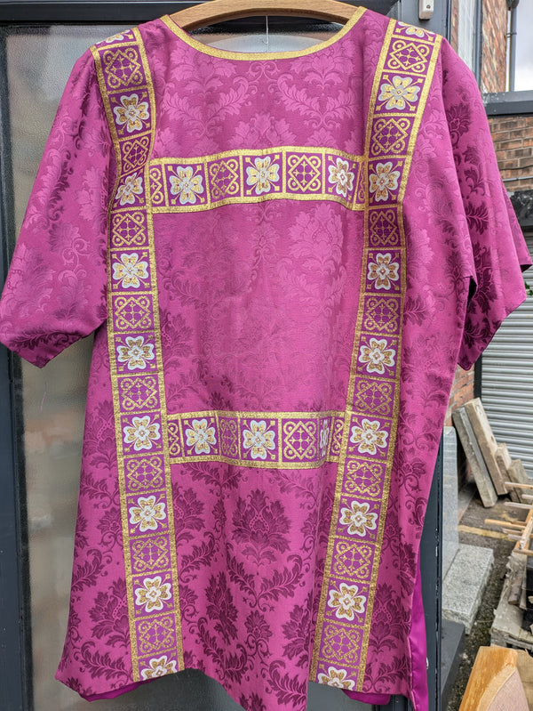 SECOND-HAND DALMATIC AND STOLE - XUP9QQ