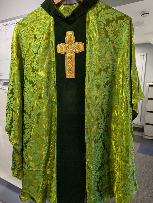 XUPK1/2Q - CHASUBLE AND STOLE