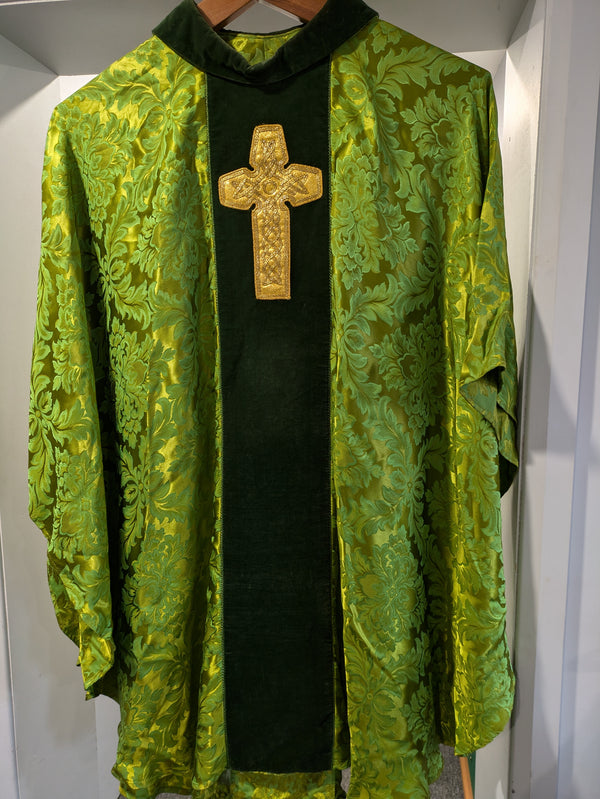 XUPK1/2Q - CHASUBLE AND STOLE